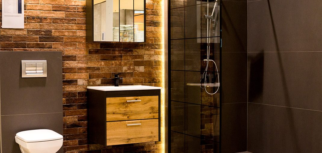 Walk-in-Duschwand MARTA im Loft-Stil mit schwarzen Sprossen im Showroom von Traumglass