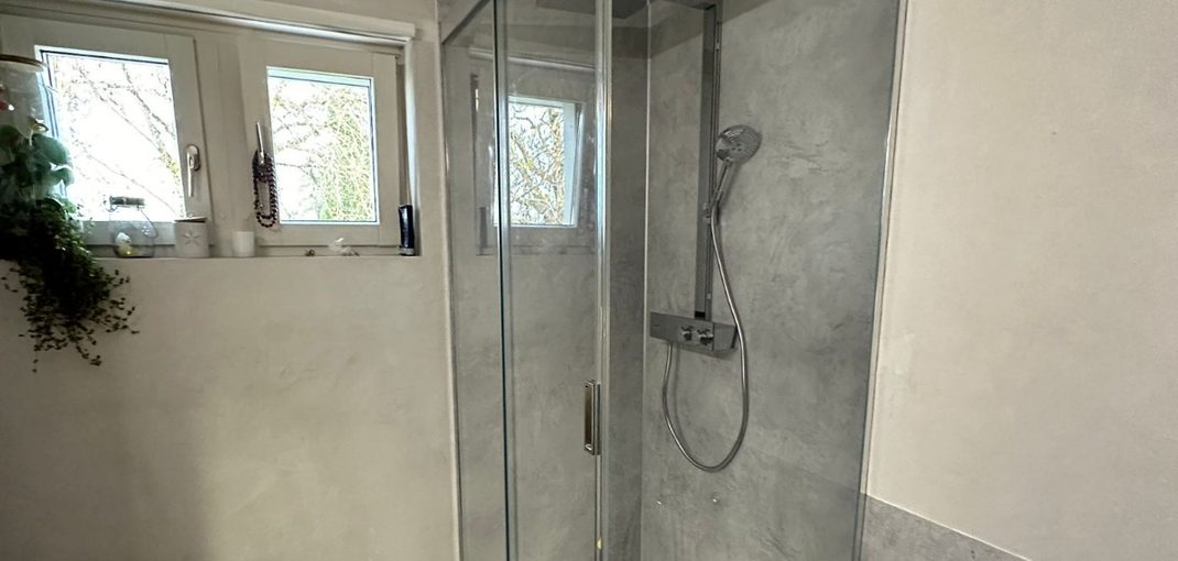 Eckduschkabine MALAGA mit Schiebetür in Chrom, realisiert von Traumglass